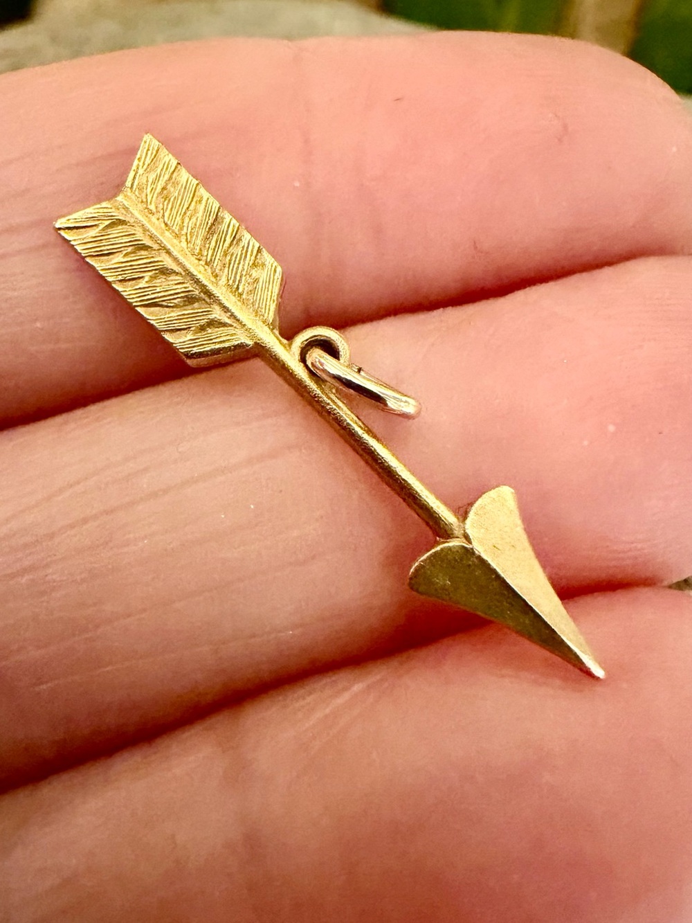18 karat gold arrow, charm or pendant